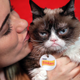 Owner Tabatha Bundesen with Tardar Sauce. (Photo: AP)